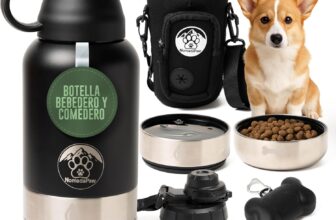 Botella de Agua para Perros de Acero Inoxidable 1L – Bebedero Térmico Portátil con Comedero y 2 Tapas – Incluye Estuche de Neopreno, Dispensador de Bolsas y Cepillo – Accesorio de Viaje 4 en 1 | NomadaPaw
